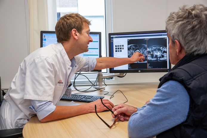 Uroloog Roderick van den Bergh in gesprek met een patiënt. Voortaan kan deze binnen één dag weten waar hij aan toe is.