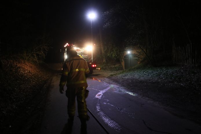 De brandweer kwam met meerdere voertuigen naar de brand in de Van Golsteinlaan in Ugchelen.