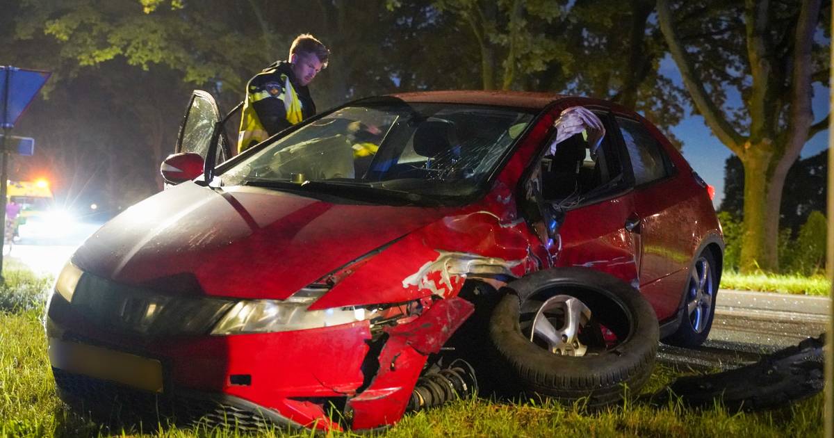 Rijksweg Putten bezaaid met brokstukken na zwaar auto-ongeluk.