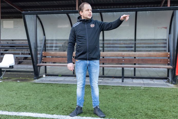 Rick Kolff wijst volgend seizoen als hoofdtrainer de selectie van Vuren de weg.