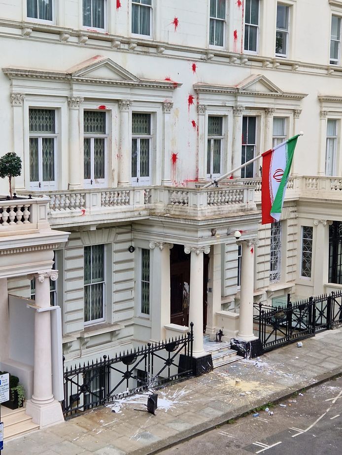 De politie kon niet verhinderen dat de façade van de ambassade van Iran in Londen door demonstranten werd beklad.