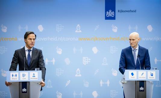 De Nederlandse premier Mark Rutte en zorgminister Ernst Kuipers (rechts) tijdens de coronapersconferentie. (14/01/2022)