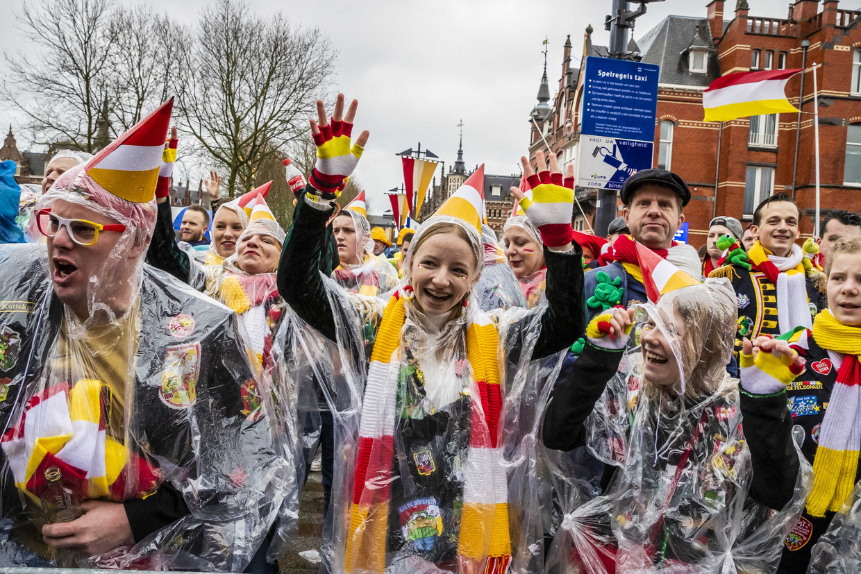 Carnaval in Den Bosch, afgelopen april. In sommige gevallen kun je ook besmet raken met corona als je niet dicht op elkaar staat, aldus de CDC. Beeld ANP