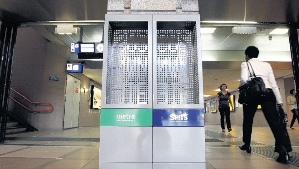 Bakken van Spits en Metro op station Den Haag HS. De papieren Spits verdwijnt, maar de Spits-website blijft. Beeld anp
