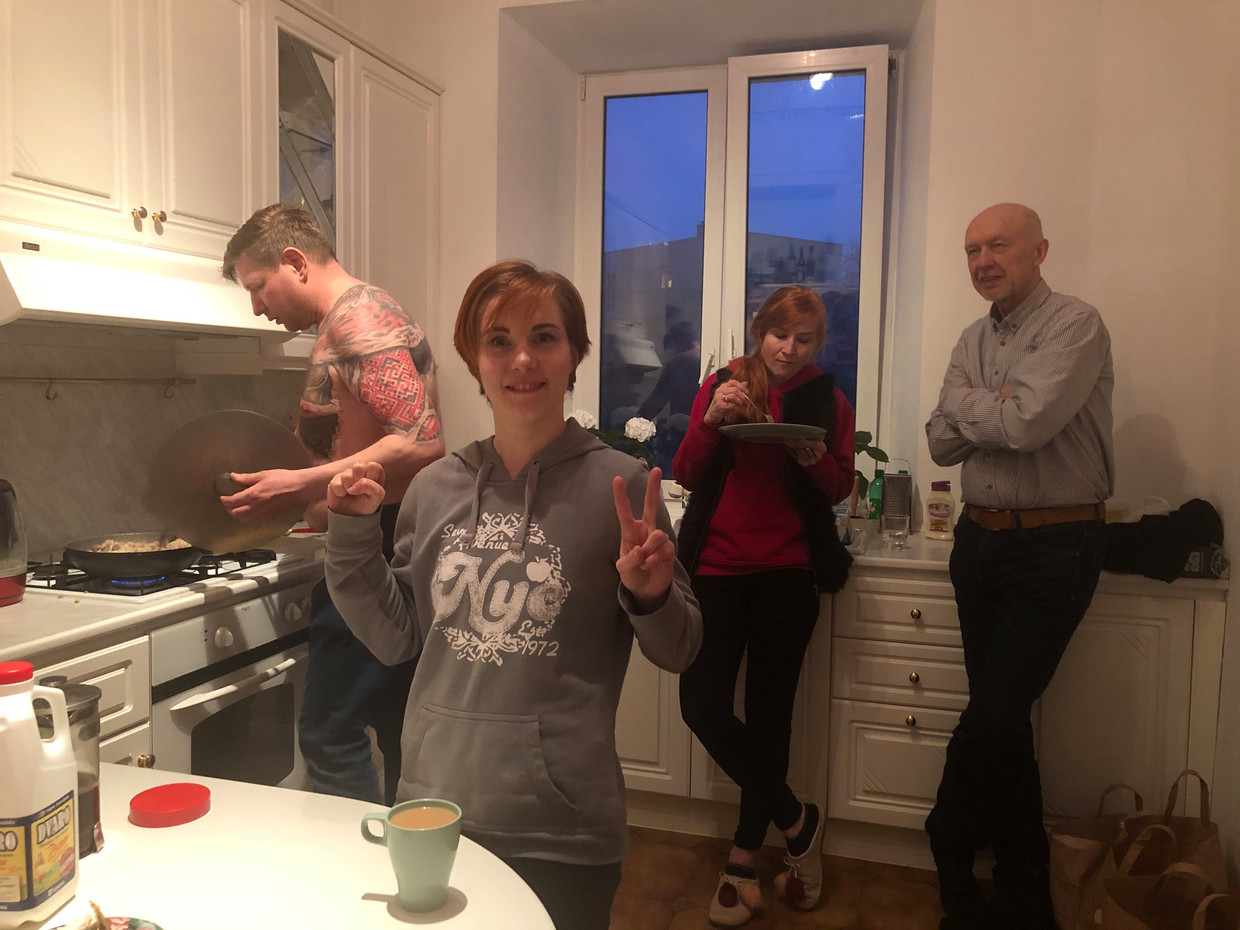 Wit-Russische vluchtelingen in Vilnius. Ilona Roedenia staat op de voorgrond, rechtsachter de gepensioneerde arts Oleg Darasjkevitsj. Beeld Michiel Driebergen