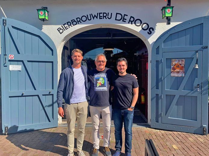 Ties de Leijer (l) met vader Harrie de Leijer en compagnon Matheus Andrade voor Bierbrouwerij De Roos in Hilvarenbeek.