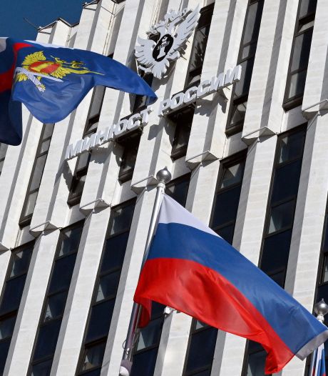 Un Russe séparé de sa fille de 13 ans pour un dessin anti-guerre, condamné et en fuite