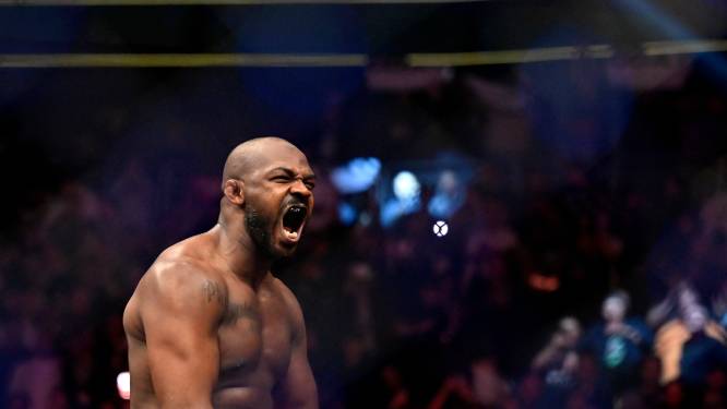 Wat een comeback! MMA-legende Jon Jones vernedert ‘pissige’ Ciryl Gane al na 124 tellen