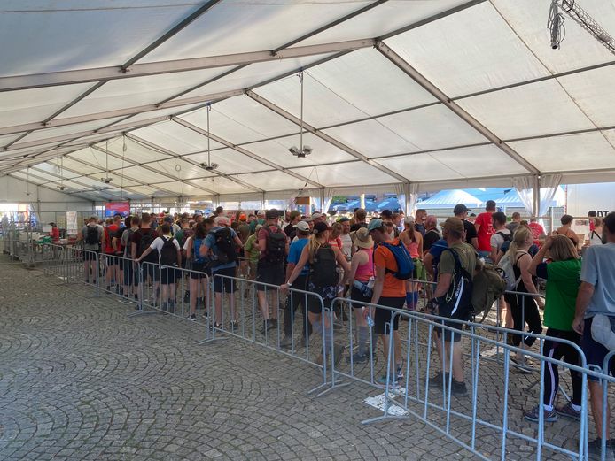 BORNEM - In het centrum van Bornem is vrijdagavond de 53ste editie van de 100 kilometer Dodentocht van start gegaan.