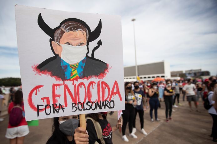 Een anti-Bolsonaro-demonstrant tijdens de protesten in Brazilië.