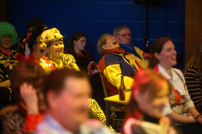 De tonpraters in D’n Hoge Dries in Schijf wisten de mensen in de zaal te raken door hen in hun acts te betrekken. Onophoudelijk werd er geklapt en klonken lachsalvor’s. De Torensjouwers presenteerden gerenommeerde mauwers : Bart Ketelaars, Kaat van de Kaai, Beerrund ’t Boerke, Frank Backx en Bokske de Kul. Die waren blij dat ze weer los konden gaan. Voorzitter René van Nijnatten glom: ‘’We kenden tonpraatavonden, maar zodra de coronamaatregelen toelieten zetten we nu het tonpraten op de zondagmiddag. Geweldig succes, evenals het bezoek met een honderdtal Torensjouwertjes vanmorgen aan de speelboerderij.’