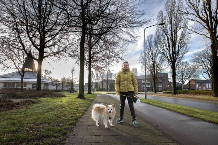 Mieranda Hoeks pleit met aantal buurtbewoners voor de aanpak van de in haar ogen gevaarlijke doorgaande weg De Dom en (in het verlengde daarvan de) Hertgang.