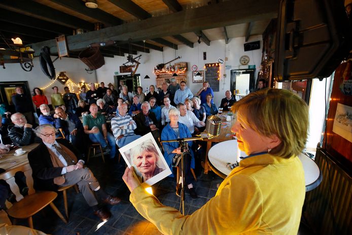 Charlotte Vonk tijdens 'Vertel mij wat' in Heukelum. Ze las daar een in memoriam voor, voor initiatiefneemster Paula Smit.