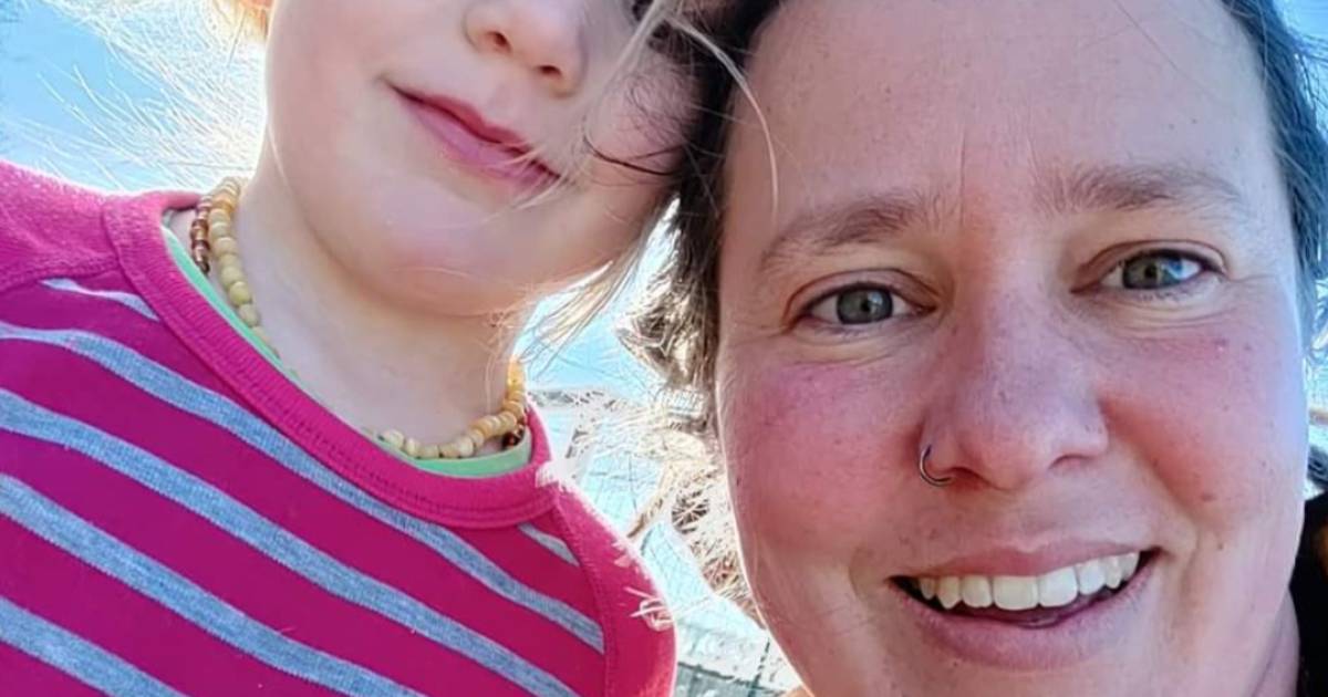 Brenda redde al duizend ‘kaalgeplukte’ legkippen van de slacht: ‘Ze zijn enorm uitgebuit’