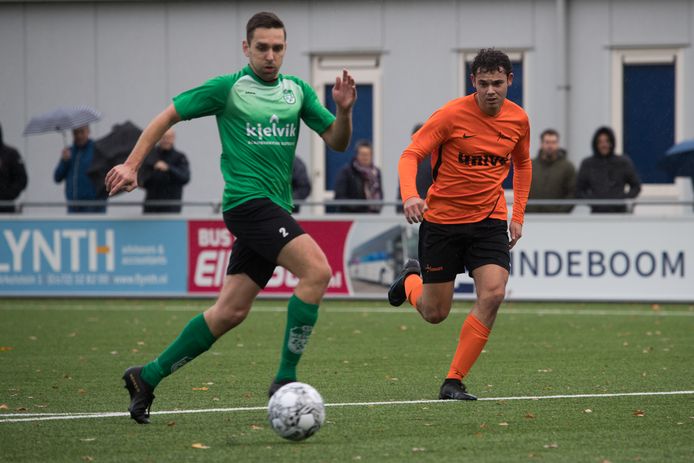 Heino, hierboven in het groen, moest drie weken wachten op de eerstvolgende competitiewedstrijd. Zondagmiddag mocht de ploeg eindelijk weer opdraven. De thuiswedstrijd tegen FC Winterswijk leverde echter niet het gewenste resultaat op.