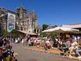 Vlak naast een kathedraal genieten van een bijzonder wijntje bij het driedaags Wijnfestival Den Bosch.