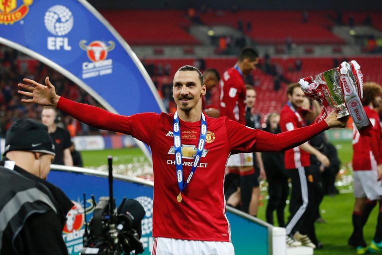 Zlatan is blij met zijn tweede prijs dit seizoen, eerder won United al de Engelse Super Cup. Beeld afp