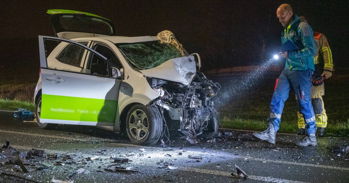Vrouw overleden na frontale botsing tussen auto's op N201 bij Vinkeveen