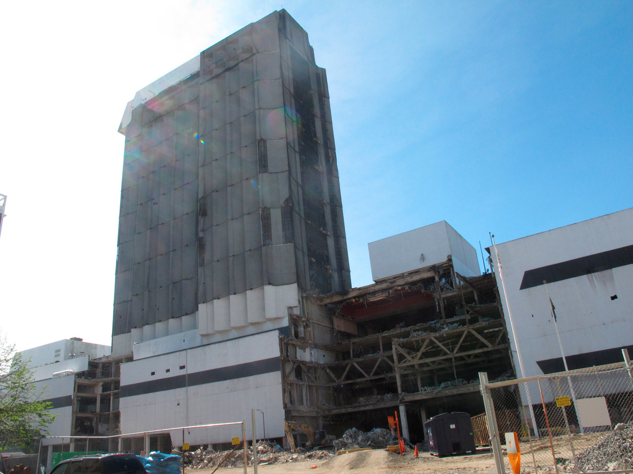 Het leegstaande en gedeeltelijk al vervallen Trump Plaza-casino in Atlantic City. Beeld AP
