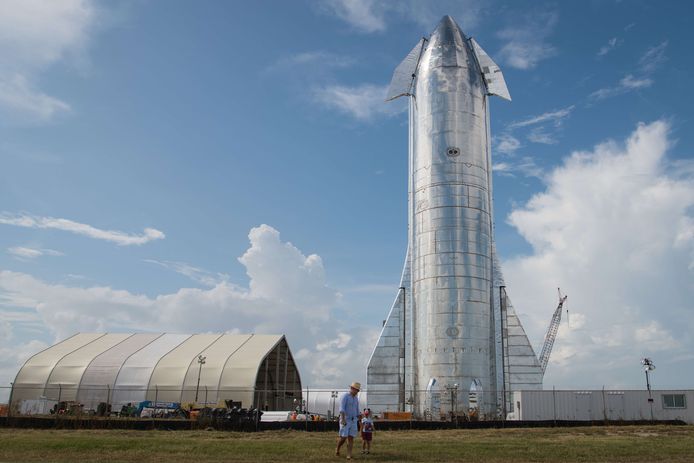 Een prototype van een Starship van SpaceX. Met dergelijke toestellen hoopt Musk mensen over te brengen naar Mars.