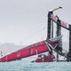 Spectaculair: zeilers worden van catamaran geslingerd wanneer deze plots kapseist