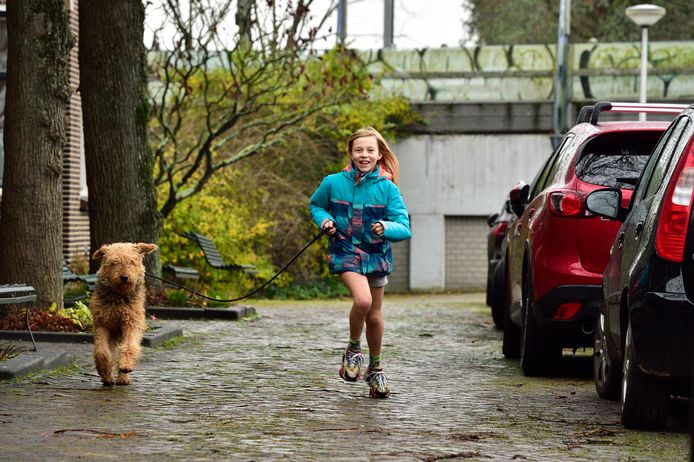 Overlappen Stiptheid twee Lise (10) draagt hele winter korte broek: 'Heb het vaak koud, maar weet  waar ik het voor doe' | Gezin | AD.nl
