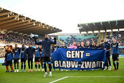 Club Brugge klopt tienkoppig AA Gent dankzij twee penaltygoals Thiago en komt tot op twee punten van Buffalo’s