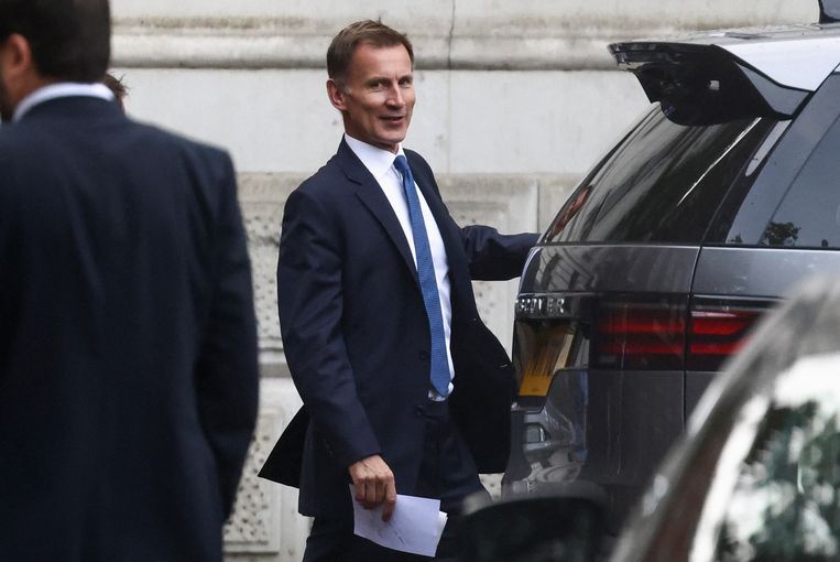 Minister van Financiën Jeremy Hunt eerder op maandag aan bij het kantoor van premier Liz Truss op 10 Downing Street.  Beeld Reuters