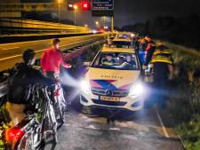 Vechtpartij op fietspad langs A15: deel snelweg afgezet en meer dan honderd jongeren naar huis gestuurd