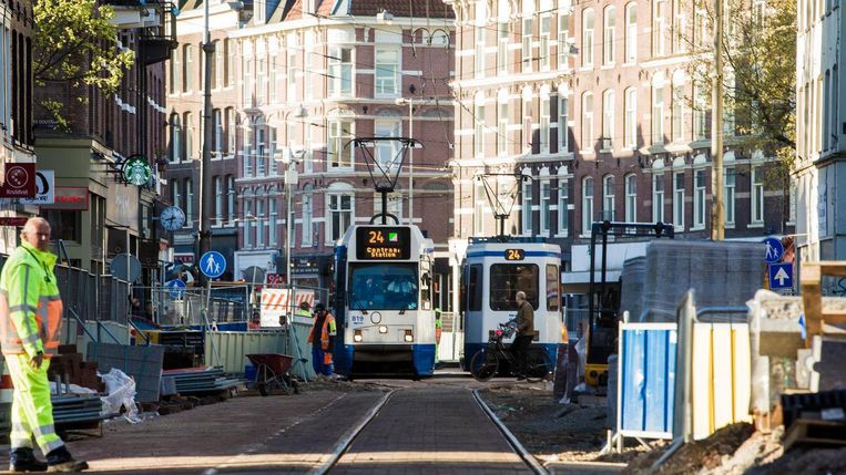 Na 14 jaar is de tram terug in de Ferdinand Bolstraat Beeld Maarten Brante