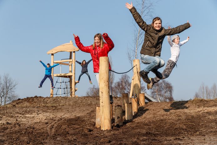 Hooge Zwaluwe - 21-2-2018 - Foto: Marcel Otterspeer / Pix4Profs - De kinderen van basisschool De Schittering die meebeslisten over invulling van het veldje in Hooge Zwaluwe maken nu al druk van de toestellen gebruik. Ookal is het veldje nog niet af, spelen hier (vlnr) Jaimy, Marie, Amber, Floor en Dylano er al volop.