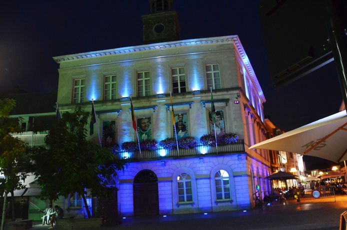 Het oud stadhuis van Ninove kleurt blauw om aandacht te vragen voor de slachtoffers van mensenhandel/