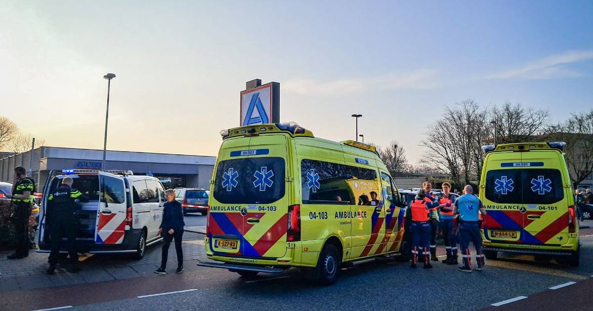 Dode bij schietincident in Zwolle: auto met kogelgaten op parkeerplaats supermarkt