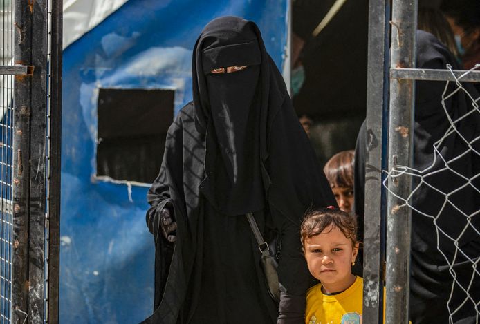 Een vrouw en een kind in kamp Al Hol in Noord-Syrië.