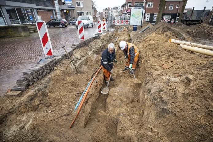 Peter van Engelen (links) en zijn collega Jan Struik bij de restanten van de oude stadsmuur aan de Deurningerstraat.