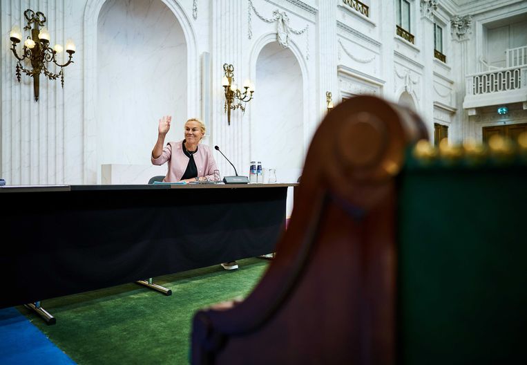 Minister Sigrid Kaag voor Buitenlandse Handel en Ontwikkelingssamenwerking in de Oude Zaal van de Tweede Kamer tijdens een overleg over de coronacrisis.  Beeld ANP