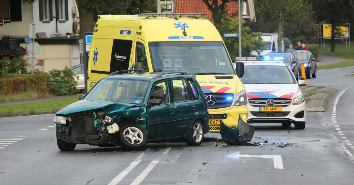 Ouder echtpaar gewond bij botsing op N344 in Holten.