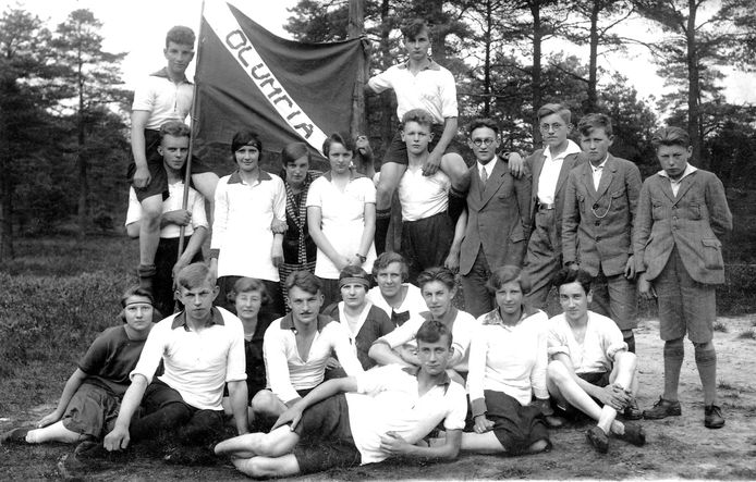 De mannen en vrouwen van korfbalvereniging Olympia 22 in 1927.