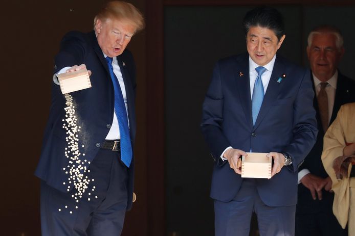 Trump beweert bij de bekendmaking van zijn 'fake news awards' dat CNN de beelden van het vissen voeren tijdens zijn staatsbezoek aan Japan opzettelijk zo gemonteerd heeft dat het lijkt alsof hij onverschillig het ritueel van het voeren met de voeten treedt.