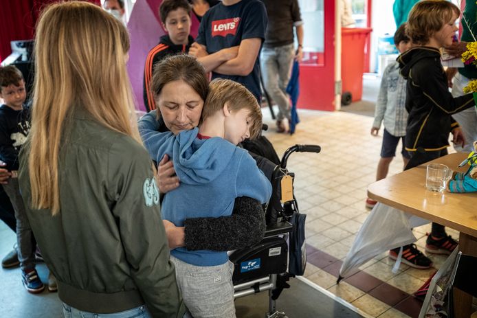 Juf Danielle Boekensteijn tijdens haar laatste wens. Nog een laatste keer langs haar leerlingen in Vianen en Nieuwegein. Stichting Ambulance Wens maakte het mogelijk.