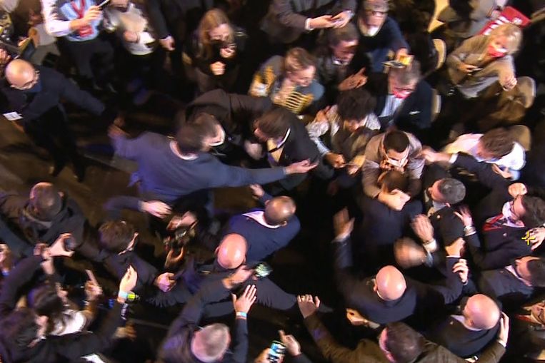 Chaos in Villepinte tijdens de eerste campagnebijeenkomst van Éric Zemmour. Beeld AFP