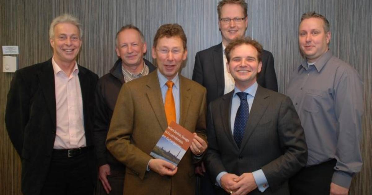 Cornielje neemt boek over Spijk in ontvangst