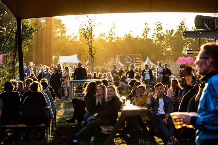 Het festivalseizoen valt door het coronavirus niet helemaal in het water. In Den Haag is op 1 juni namelijk het eerste openluchtfestival van 2020: het Lucky Thirty Festival in het Zuiderparktheater.