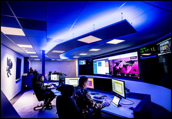 De controlekamer van het Defensie Cyber Commando in de Beatrixkazerne in Den Haag. De speciale eenheid telt 80 hackers en andere digitale experts.