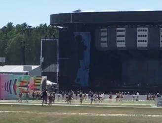 VIDEO. Fans van Ed Sheeran stormen over lege wei naar het podium