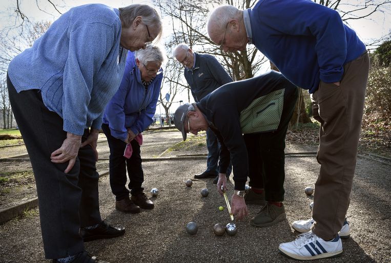 Senioren spelen jeu de boules in Roosendaal. Beeld Marcel van den Bergh/ de Volkskrant