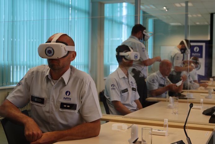 Antwerpse politie gebruikt voortaan virtual reality om etnisch profileren tegen te gaan: “Het scenario verandert naargelang de keuzes ze maken in de simulatie.” | Antwerpen | hln.be