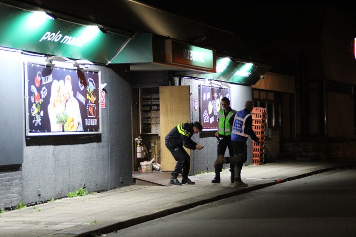 Politie doet onderzoek bij supermarkt Kubus XL in Lelystad, waar vannacht een explosie werd gehoord.