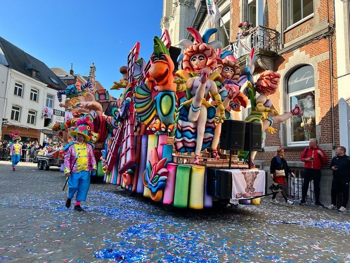 De kleurrijke zondagstoet van carnaval Halle trok onder een stralende zon over de Grote Markt.
