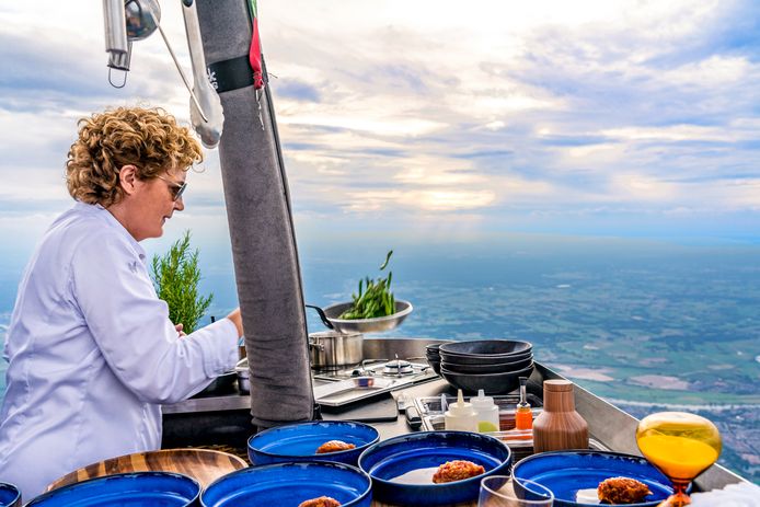 Angelique Schmeink kookt voor haar gasten op grote hoogte in haar luchtballon CuliAir. ,,In de reactie van passagiers zit voor mij blijdschap en voldoening.”